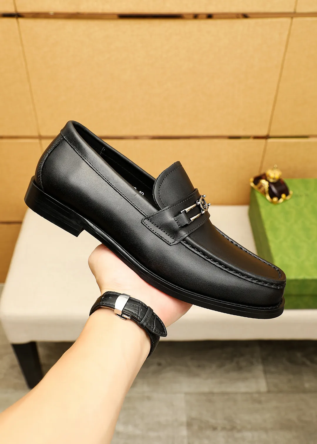 Men's shoes 💰480 💐 Product trademark: GUCCI "Gucci" casual leather shoes Regular size: 38-44 (45.46🉑️customized) Product materials: Selected imported first-layer calfskin upper + luxury hardware buckle, imported water-dyed cow leather lining. Strong three-dimensional visual effect, original outsole color: 2 colors available